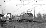 117 012 vor E 2353 (Heilbronn - Stuttgart) im Bahnhof Tamm. (13.02.1975) <i>Foto: Burkhard Wollny</i>