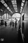 Reisende in der Halle des Kieler Hauptbahnhofs. (02.1957) <i>Foto: Walter Hollnagel</i>
