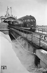 Der "Kopenhagen-Express" in Form von VT 12 505 fährt bei eisigen Temperaturen auf das Fährschiff "Deutschland" in Großenbrode Kai. (25.02.1958) <i>Foto: Walter Hollnagel</i>