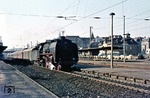 01 2066 rauscht mit D 378 durch den Bahnhof Radebeul-Ost. (23.03.1975) <i>Foto: Wolfgang Bügel</i>