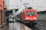 Auch Regen hat seinen Reiz: 182 012 fährt vor IC 2023 (Hamburg-Altona - Frankfurt/Main) in Solingen Hbf ein. (25.11.2010) <i>Foto: Joachim Bügel</i>