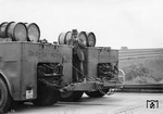 Zugmaschine DR-70125 im Verbund mit einer weiteren Zugmaschine auf der Fahrt über die Reichsautobahn. Charakteristisch für lange Transporte waren die auf den Ballastpritschen mitgeführten Blechfässer mit Diesel-Treiböl und Putzöl. Erwähnenswert sind auch die Querkupplungen zwischen den beiden Zugmaschinen, die sowohl vorn als auch hinten beide Fahrzeuge fest im gleichen Abstand zueinander hielten und die zusätzlich zwischen beiden Fahrzeugen mit einem Längsbalken verbunden sind. (1940) <i>Foto: RVM</i>