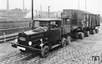 Ende 1933 wurde der Culemeyer in einem offiziellen Fototermin auf der Ladestraße des Anhalter Güterbahnhofs in Berlin vorgestellt. Als Zugmaschine diente der Kaelble vom Typ Z 6 R/1. Noch vor der offiziellen Kennzeichnung als "DR-70008" präsentiert sie sich hier noch ohne Nummernschilder und mit den vorläufigen Elastikreifen aus Vollgummi. Angehängt ist der makelos aussehende offene Güterwagen der Gattung Om "Königsberg 6485". (11.1933) <i>Foto: RVM</i>