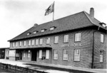 Das neue Empfangsgebäude von Bremervörde mit zeitgenössischer Beflaggung an der Bahnstrecke nach Stade. (1936) <i>Foto: RVM</i>