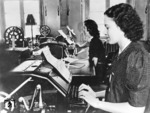 "Dienst am Springschreiber in einer Telegraphenstelle der Reichsbahn" war wohl etwas für junge Damen. Der einer Schreibmaschine gleichende Springschreiber diente der Nachrichtenübermittlung im Zugverkehr. Aufnahme in der RBD Frankfurt. (1938) <i>Foto: RVM (Trost)</i>