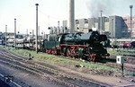 35 1036 (Bw Nossen) mit einem Autotransportzug fabrikneuer Wartburgs im Bahnhof Dresden-Altstadt. (25.08.1975) <i>Foto: Wolfgang Bügel</i>