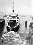 Mit einer Maschinenleistung von 4400 PS und einer Geschwindigkeit von 18 kn (ca 33 km/h) macht sich das Fährschiff "Schwerin" in Warnemünde auf den Weg nach Gedser. (1935) <i>Foto: RVM</i>