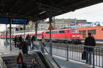 Obwohl eine 425-Domäne wird seit mehreren Jahren ein Umlauf auf der NRW-Regionalbahnlinie 48 (Wuppertal - Bonn) als lokbespannter Zug gefahren. Im Herbst 2010 war 111 014 mit RB 11975 in dieser Tour unterwegs.  (19.11.2010) <i>Foto: Joachim Bügel</i>
