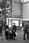 Szene aus dem Bahnhof Hamburg-Altona. (23.12.1957) <i>Foto: Walter Hollnagel</i>