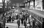 Feierabendverkehr auf der S-Bahn im Hamburger Hauptbahnhof. Auf dem Bahnsteig befindet sich noch das alte, nur für den S-Bahnverkehr zuständige, Stellwerk Hhs. (20.07.1958) <i>Foto: Walter Hollnagel</i>