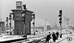 Für den Bereich des Altonaer Personenzugbahnhofs mit den Zufahrten zu den Bahnsteigleisen war das Stellwerk "Af" zuständig. Das Stellwerk wurde als Spurplanstellwerk der ersten Generation im Jahre 1952 in Betrieb genommen. (12.1958) <i>Foto: Walter Hollnagel</i>
