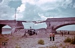 Gezielte Luftangriffe und Partisanenanschläge im Sommer 1944 verursachten in Norditalien nachhaltige Schäden an der Infrastruktur, wie hier an der Ponte sulla foce del fiume Esino bei Ancona. (08.1944) <i>Foto: Walter Hollnagel</i>