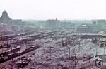 Der erhöhte Standpunkt verdeutlicht das ganze Ausmaß der Zerstörung durch einen amerikanischen Luftangriff auf die toskanische Hauptstadt Florenz. (08.1944) <i>Foto: Walter Hollnagel</i>