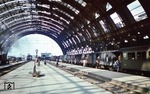 Im Gegensatz zum vorherigen Bild aus Florenz deuten nur das zerlöcherte Dach der imposanten Bahnhofshalle von Mailand und der improvisierte überlange Personenzug auf die Umstände des Krieges hin. (08.1944) <i>Foto: Walter Hollnagel</i>
