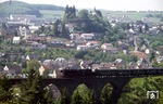 In einer Höhe von 30 Metern überquert 053 061 mit einem Sonderzug das 103 m lange Dauner Viadukt. Der letzte Zug überquerte 1988 die Brücke, bereits 1990 wurden alle Gleise entfernt. Im August 2000 wurde auf der ehemaligen Bahnstrecke aus Wengerohr ein Radweg errichtet. (04.06.1972) <i>Foto: Peter Schiffer</i>