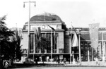 Eingangsportal des Leipziger Hauptbahnhofs, das sich anlässlich der Olympischen Spiele von 1936 festlich geschmückt präsentiert. (1936) <i>Foto: RVM</i>