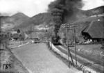 58 1340 vom Bw Villingen (Schwarzw) auf anstrengender Bergfahrt mit einem Güterzug auf der Schwarzwaldbach bei Gutach. (1937) <i>Foto: RVM</i>