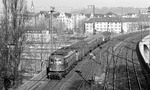 118 055 strebt mit N 5446, der für die damalige Zeit aus den typischen BD4yge + AB4yge + AB4yge + B4yge gebildet ist, über die Rosensteinbrücke dem Stuttgarter Hauptbahnhof entgegen. Die sperrangelweit offene stehende Tür am vorletzten Wagen blieb beim letzten Halt in Cannstadt wohl unbemerkt. (10.02.1975) <i>Foto: Burkhard Wollny</i>