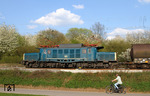194 580 ist seit ihrer Aufarbeitung im Jahre 2010 in ozeanblau/beiger Farbgebung als 194 178 für Rail 4U im Einsatz. Hier liefert sie sich ein Wettrennen mit einem Radfahrer bei Unkel am Rhein. (24.04.2013) <i>Foto: Joachim Bügel</i>