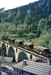 95 0044 mit einem Schotterzug auf dem 93 m langen Lauschaer Viadukt.  (21.05.1976) <i>Foto: Wolfgang Bügel</i>