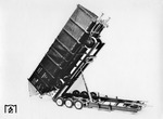 Modell einer von WUMAG in Görlitz entwickelten hydraulischen Kippbühne für die stirnseitige Entladung offener Güterwagen. Es blieb später beim Bau nur eines Prototypen. (1935) <i>Foto: RVM</i>