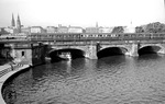 Die Lombardsbrücke markiert den alten Verlauf der Stadtbefestigung, die die Außenalster von der Binnenalster trennte. Benannt wurde die Brücke nach dem "Lombard" genannten Pfandleihhaus, das hier 1651 auf einem Teil der Hamburger Wallanlagen, der „Bastion Diderus“, gestanden hat.  (22.05.1959) <i>Foto: Walter Hollnagel</i>