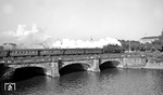 Eine pr. P 8 (BR 38.10) überquert mit einem schönen Dreiachs-Umbauwagenzug die Hamburger Lombardsbrücke. (22.05.1959) <i>Foto: Walter Hollnagel</i>