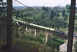 Mit dem Zirkus Sarrasani am Haken passiert eine unerkannt gebliebene 194 die Eisenbahnbrücke in Möhren bei Treuchtlingen.  (05.05.1978) <i>Foto: Peter Schiffer</i>