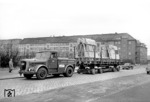Über mehrere Wochen wurden 1959 Fertigbauteile einer dänischen Firma nach Hamburg-Wandsbek befördert. Zunächst mit dem Zug von Glostrup/Dk bis Hamburg-Wandbek wurden die letzten 5 km bis zur Baustelle in Hamburg-Horn auf DB-Straßenrollern gefahren.  (23.04.1959) <i>Foto: Walter Hollnagel</i>