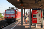 Der heutige S-Bahnhof Köln-Nippes wurde am 02. Juni 1991 und ersetzte den 97 Jahre alten Bahnhof, der etwa 300m weiter südlich im Gleisdreieck Richtung Hansaring lag (vgl. Bild-Nr. 4860). 143 247 kommt gerade aus der Wendeanlage und wird von hier als S 6 nach Essen Hbf starten. (02.07.2013) <i>Foto: Joachim Bügel</i>