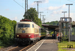 Der wohl zur Zeit meist fotografierte Zugpaar dürfte IC 118/119 mit 103 235 sein, die hier mit IC 119 nach Innsbruck den Bahnhof Köln-West durchfährt. (02.07.2013) <i>Foto: Joachim Bügel</i>