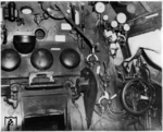 1941 lieferte Henschel mit der Fabriknummer 25.000 eine durch die kompakte Technik des Dampfmotors möglich gewordene voll verkleidete Versuchslok mit Einzelachsantrieb ab. Bei Kriegsende verblieb die Lokomotive in der Nähe von Göttingen. Die US-Army war sich der Besonderheit der Lokomotive mit ihrer innovativen Technik bewusst, verschiffte 19 1001 in die USA und stellte die Lokomotive ab März 1946 in Fort Monroe in Virginia aus, wo auch diese Aufnahme des Führerstandes entstand. (1946) <i>Foto: Pressefoto ACME</i>