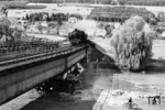 39203 vom Bw Stuttgart-Rosenstein mit einem Eilzug Stuttgart - Konstanz auf der Donaubrücke in Tuttlingen/Württ. Die Brücken waren 1945 von der Wehrmacht auf dem Rückzug gesprengt worden und noch bis 1955 war die im Bild linke Brücke unbefahrbar. (06.1955) <i>Foto: Edmund Brandt</i>