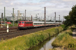 Obwohl bereits totgesagt, muss die Baureihe 110 auch 2013 im hochwertigen Fernverkehr aushelfen: Die zu DB-Regio Dortmund gehörende 110 406 zieht mit IC 1936 (Emden - Köln) am Güterbahnhof von Düsseldorf-Derendorf vorbei. (10.07.2013) <i>Foto: Wolfgang Bügel</i>