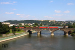 Zwei 189 überqueren mit dem 5400t Erzzug GM 48713 (Maasvlakte Oost (NL) - Dillingen Hochofen Hütte) die Moselbrücke in Koblenz. (09.07.2013) <i>Foto: Joachim Bügel</i>