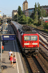 Kurzer Spur zweier junger Damen, um in Düsseldorf-Wehrhahn die S 6 mit 143 853 nach Köln-Nippes zu erreichen. (07.07.2013) <i>Foto: Joachim Bügel</i>
