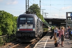 Planmäßig wurde die Zugleistung des EC 6/7 zwischen Chur und Hamburg-Altona im Sommer 2013 von MCRE Dispoloks bespannt. Hier fährt MRCE ES 64 U2-009 vor EC 7 nach Chur durch den Bahnhof Köln-West. Die Uhr auf dem Bahnsteig läuft ihrer Zeit 4 Stunden hinterher. (02.07.2013) <i>Foto: Joachim Bügel</i>