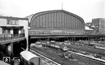 Ein VT 11 vor der 114 Meter breiten und bis zu 37 Meter hohen Halle des Hamburger Hauptbahnhofs. (01.1960) <i>Foto: Walter Hollnagel</i>