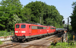 Der GM 61305 mit Coils von Oberhausen nach Andernach scheint für abwechlungsreiche Bespannungen immer wieder gut zu sein. Im Juni 2013 waren 151 049 und 151 165 vor dem Zug am ehemaligen Bahnübergang Po 46 bei Opladen unterwegs. (18.06.2013) <i>Foto: Joachim Bügel</i>
