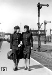 Bestens frisiert und gekleidet präsentieren sich diese beiden Zugbegleiterinnen bei einem Fototermin auf dem Bahnsteig A/Gleis 1 des Stettiner Bahnhofs in Berlin. Im Hintergrund ist das Reiterstellwerk "Stf" zu erkennen (spätere Bezeichnung "Nof"). Ein Bild aus einer Serie (vgl. Bild-Nr. 6804). (1942) <i>Foto: RVM (Holtmann)</i>