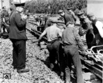 Arbeiten in einer Gleisbaurotte war immer mit schwerer körperlicher Arbeit verbunden. Selbst das Verlegen neuer Schienen wurde mit Muskelkraft erledigt, bei einem Gewicht von rund 50 kg/m sicherlich eine schweißtreibende Angelegenheit. (1938) <i>Foto: RVM (Ittenbach)</i>