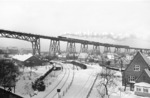 50 1301 überquert die Hochbrücke in Rendsburg. (13.01.1959) <i>Foto: Walter Hollnagel</i>