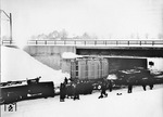 Maßarbeit beim Unterfahren dieser elektrifizierten Hauptbahn mit einem Trafotransport in Süddeutschland.  (1940) <i>Foto: RVM</i>