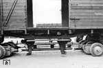 Beförderung eines gedeckten Güterwagens der Bauart Glt "Dresden 81964" mit 7 Meter Achsstand auf zweigeteiltem Straßenfahrzeug. Die unter dem Wagen befindlichen Eisenbahner sind gerade dabei, ein Verlängerungsstück in die Lenkübertragungswelle einzuhängen. (27.04.1933) <i>Foto: RVM</i>