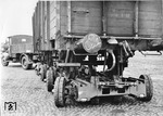 Bei Vorführ- und Probefahrten mussten in der Anfangsphase des Culemeyer aufgrund der noch nicht verfügbaren Zugmaschinen zuweilen herkömmliche Lkw herhalten. Das im Anhalter Güterbahnhof präsentierte 16-rädrige, zweiteilige Straßenfahrzeug mit einer Nutzlast von 32 t (Gothaer Waggonfabrik, Baujahr 1932) wird hier mit Blick auf den Lenkeinschlag der hinteren Räder demonstriert. (27.04.1933) <i>Foto: RVM</i>