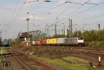186 110 der italienischen Rail Traction Company (RTC) fährt mit einem Containerzug in den Bahnhof Oberhausen-West ein.  (24.04.2013) <i>Foto: Wolfgang Bügel</i>
