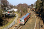 Steuerwagen voraus fährt 928 670 als RB 30787 (Wuppertal Hbf - Solingen Hbf) in den Haltepunkt Solingen Mitte ein. Der Fahrradweg links befindet sich auf der ehemaligen Trasse nach Solingen-Wald. (26.03.1013) <i>Foto: Wolfgang Bügel</i>