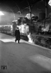 Eine unbekannte pr. T 12 in der Halle des Altonaer Bahnhofs. (15.04.1952) <i>Foto: Walter Hollnagel</i>