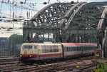 Über die Hohenzollernbrücke fährt 103 235 mit IC 119 in den Kölner Hauptbahnhof ein. (01.07.2013) <i>Foto: Joachim Bügel</i>