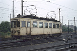 Ein Triebwagen der Siebengebirgsbahn in Bonn-Beuel. Sie gehört heute den Elektrischen Bahnen der Stadt Bonn und des Rhein-Sieg-Kreises (SSB), die gesamte Betriebsführung obliegt seit 2004 jedoch der SWB Bus und Bahn (Tochter der Bonner Stadtwerke). (1960) <i>Foto: Robin Fell</i>